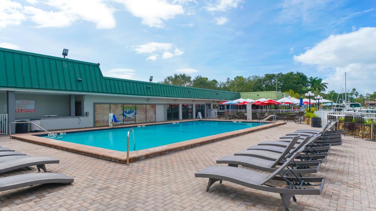 Heated Pool, Fireplace, 70" Tv, Waterfront & More! Sarasota megye Kültér fotó