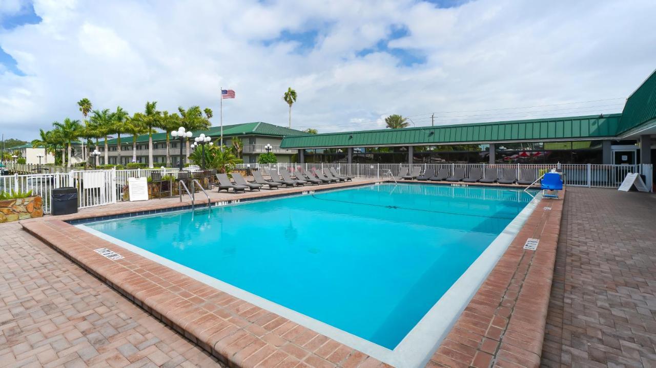 Heated Pool, Fireplace, 70" Tv, Waterfront & More! Sarasota megye Kültér fotó